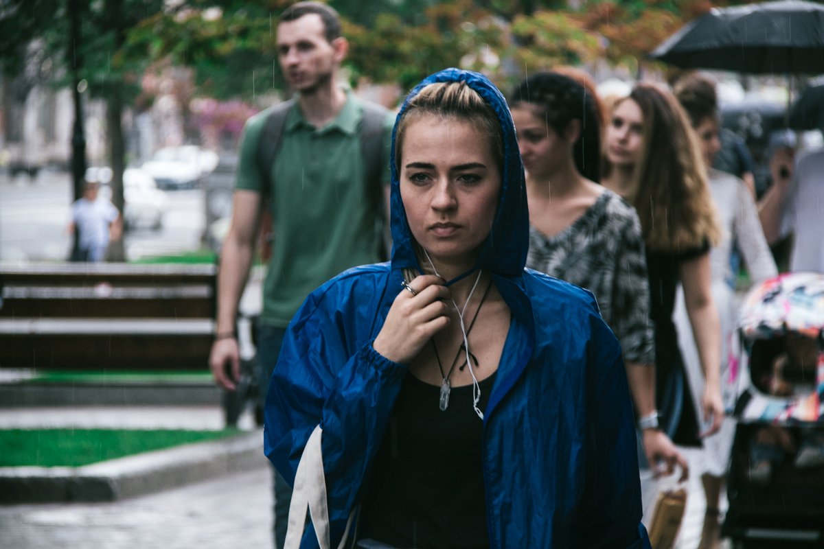 Альтернатива зонтикам - красивый модный дождевик