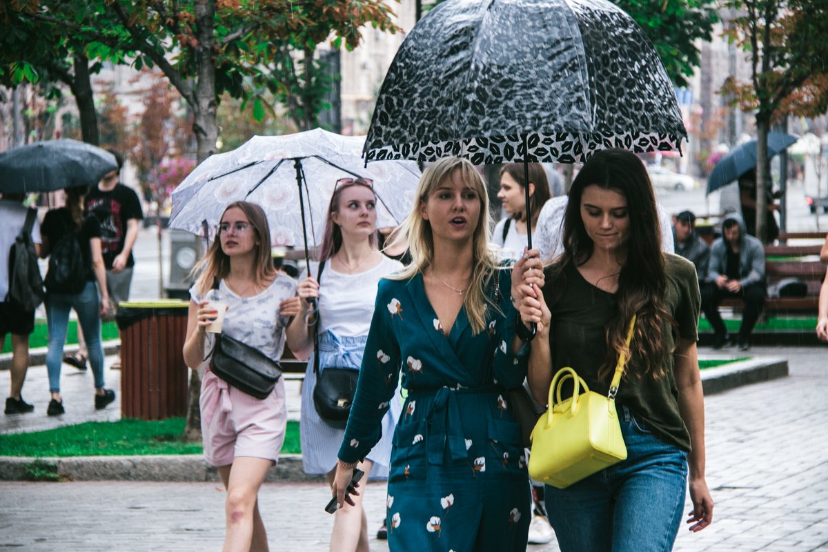 Зонтик просто создан, чтобы под ним целоваться!