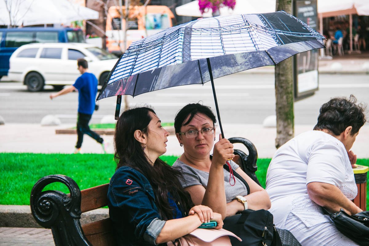 Многим некуда спешить, есть время остановить ритм мегаполиса и душевно поболтать