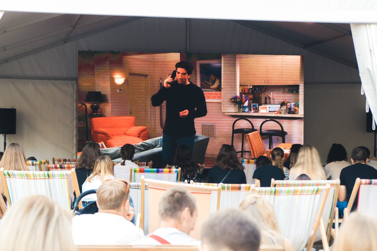 Сериал можно было посмотреть прямо на месте, под открытым небом, рядом с такими же фанатами, как ты сам