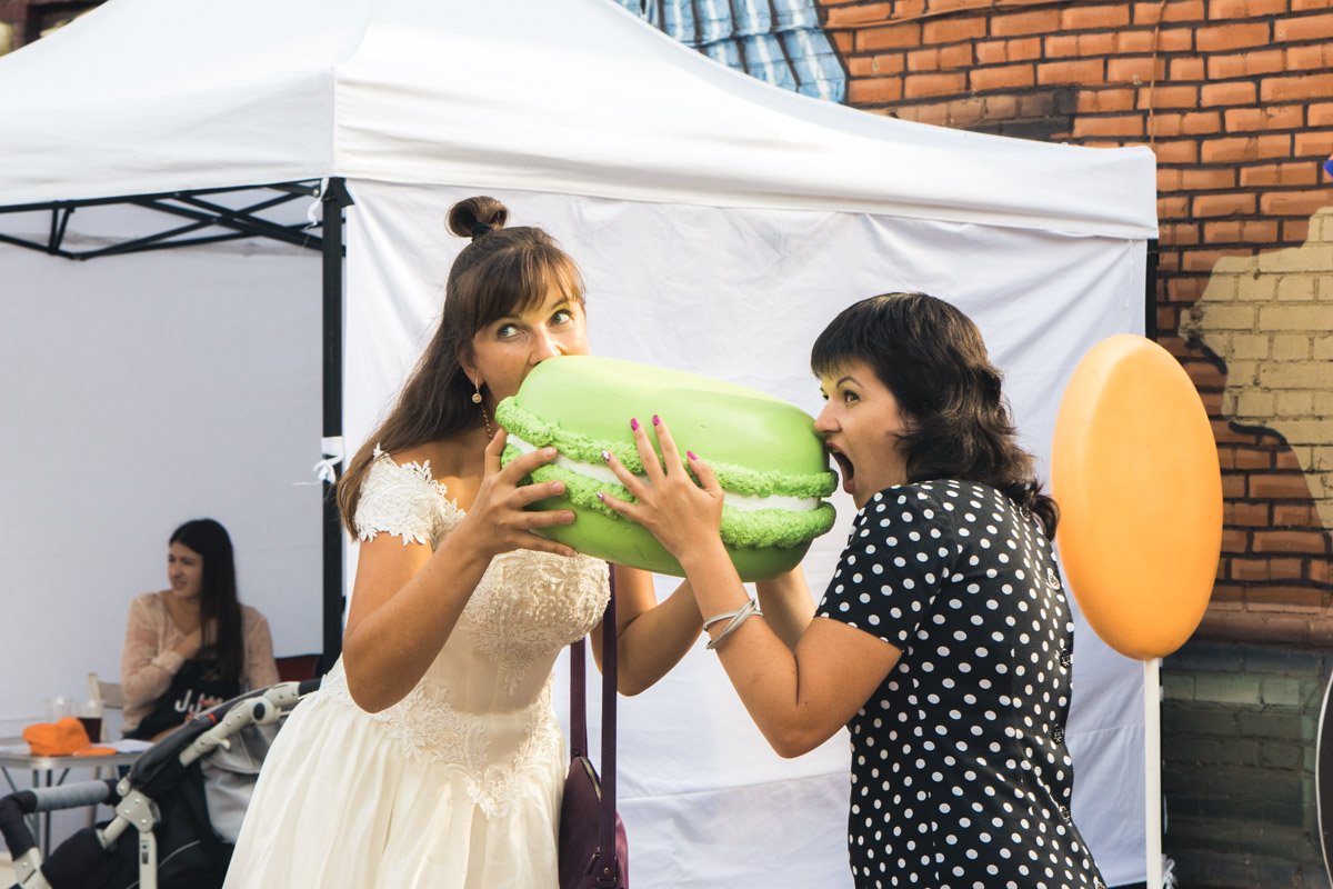 Милый, я только одно пирожное съела! Милый, я только одно пирожное съела!