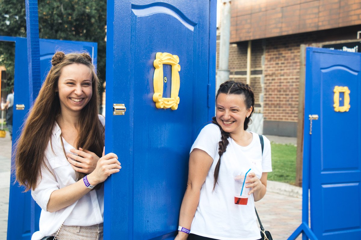 Подружки-хохотушки Подружки-хохотушки