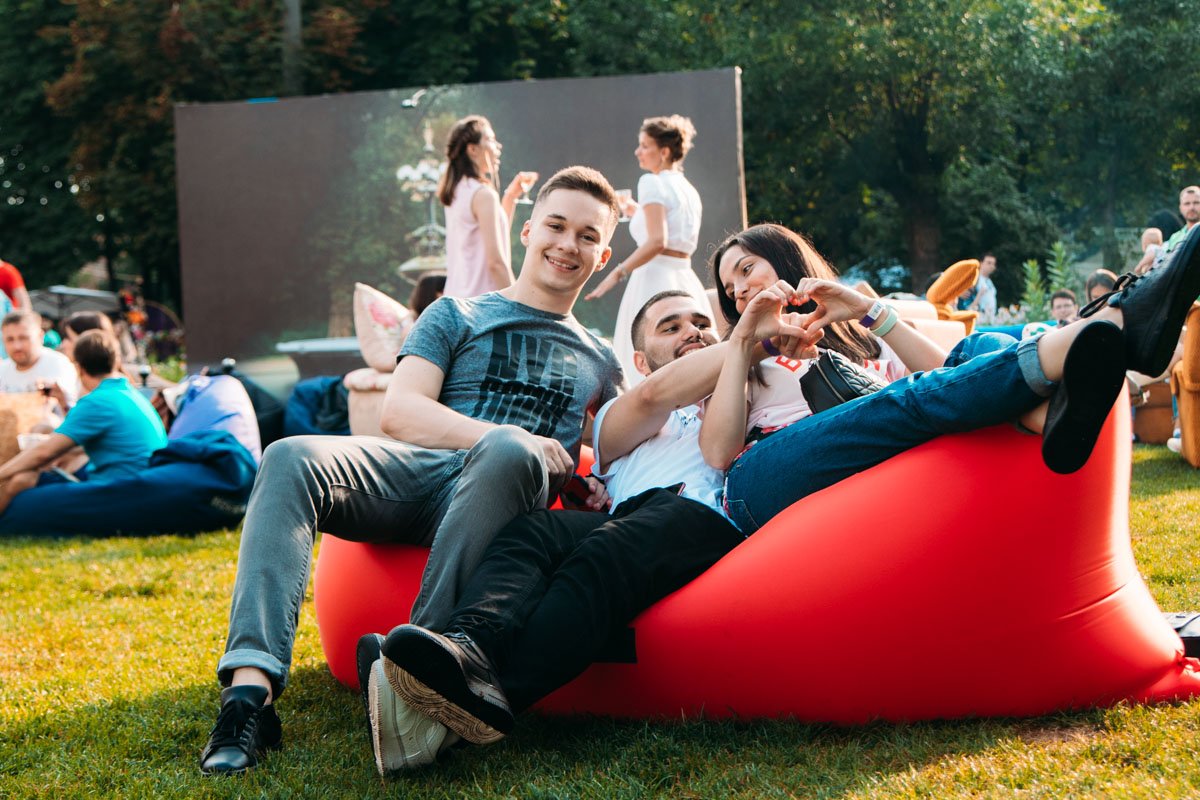 Смех, любовь и хорошее настроение. Соскучились по этому? Бегите на Кураж Смех, любовь и хорошее настроение. Соскучились по этому? Бегите на Кураж