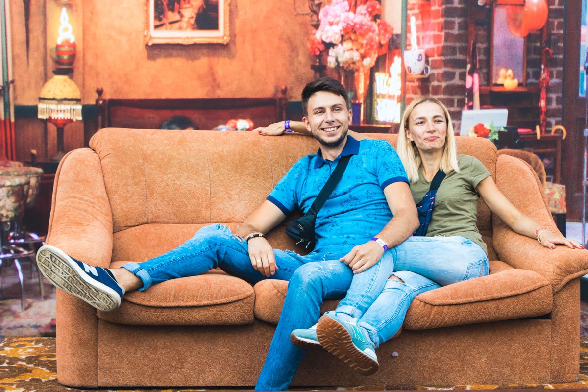 Оранжевый диван на "Платформе" пережил в этот день не меньше приключений, чем оранжевый диван в Нью-Йорке Оранжевый диван на "Платформе" пережил в этот день не меньше приключений, чем оранжевый диван в Нью-Йорке