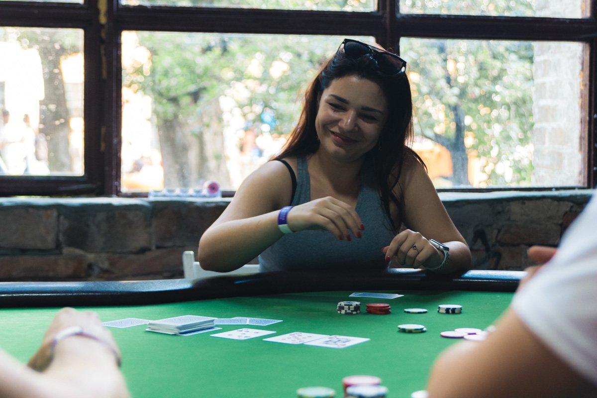 Придумывает хитрый план, как обыграть мужчин Придумывает хитрый план, как обыграть мужчин