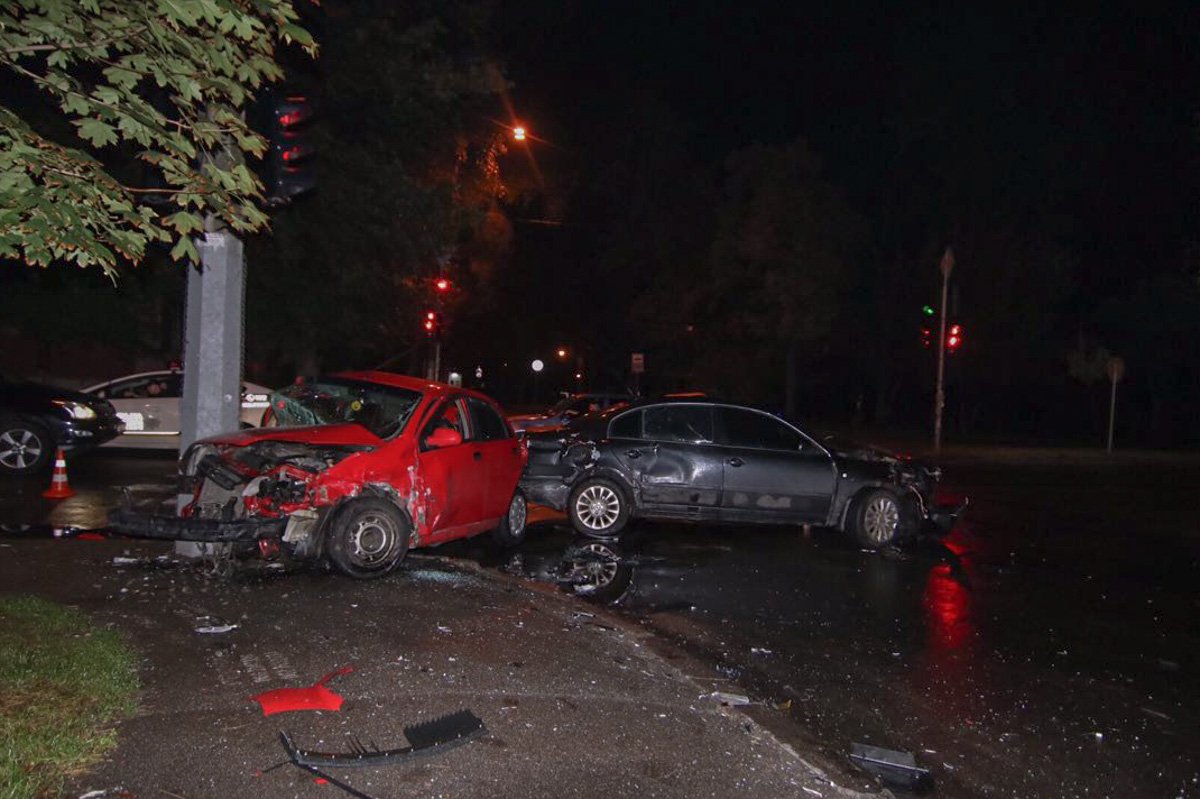 В субботу, 21 июля, на пересечении улиц Головко и Преображенской произошла авария с участием автомобилей Chevrolet Aveo и Skoda Superb