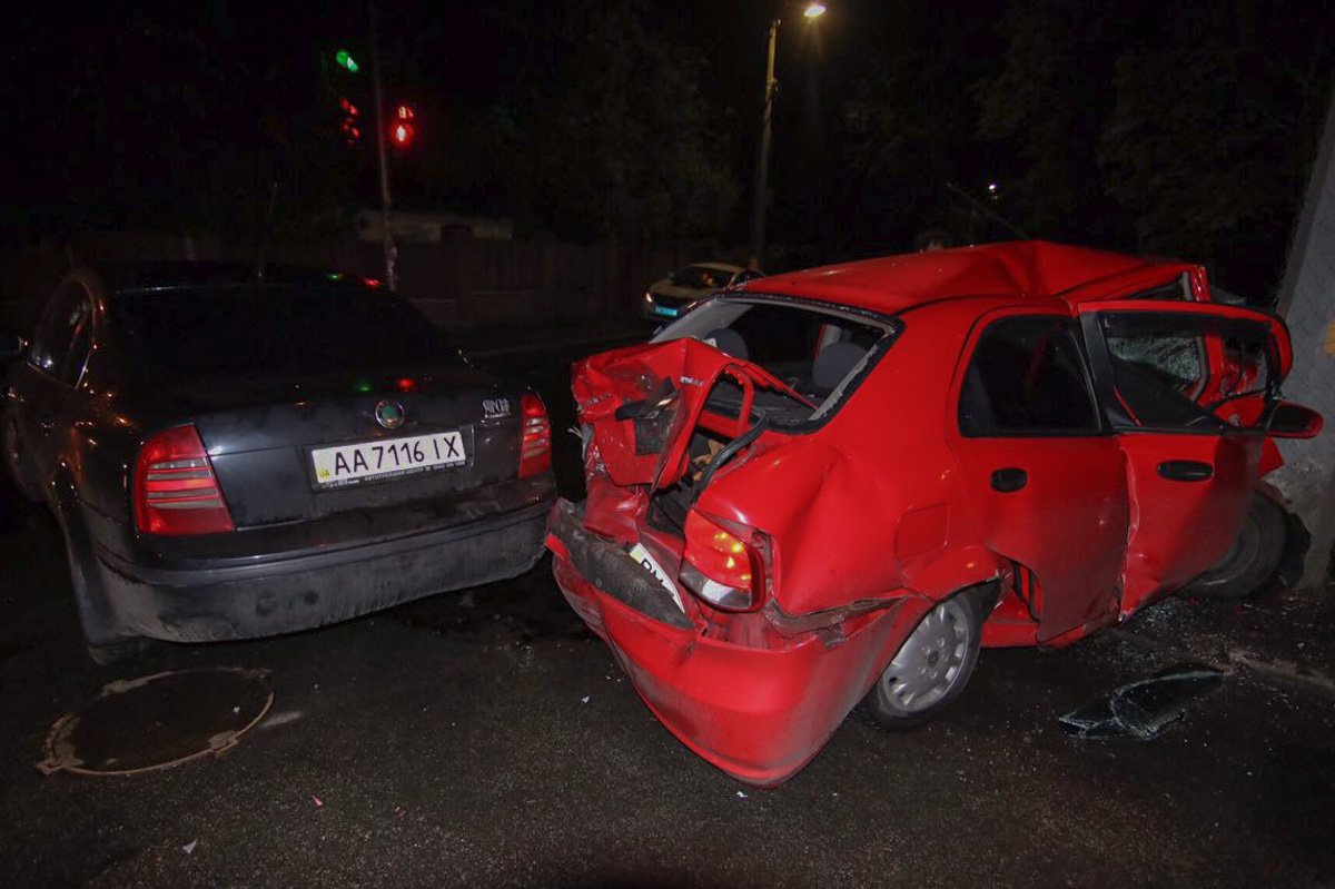 Водитель Chevrolet хотел проскочить на красный сигнал светофора