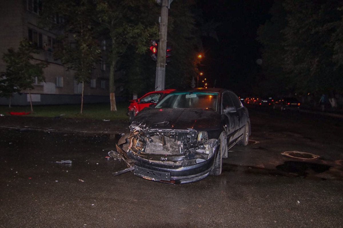 От удара Chevrolet занесло, и автомобиль влетел в фонарный столб