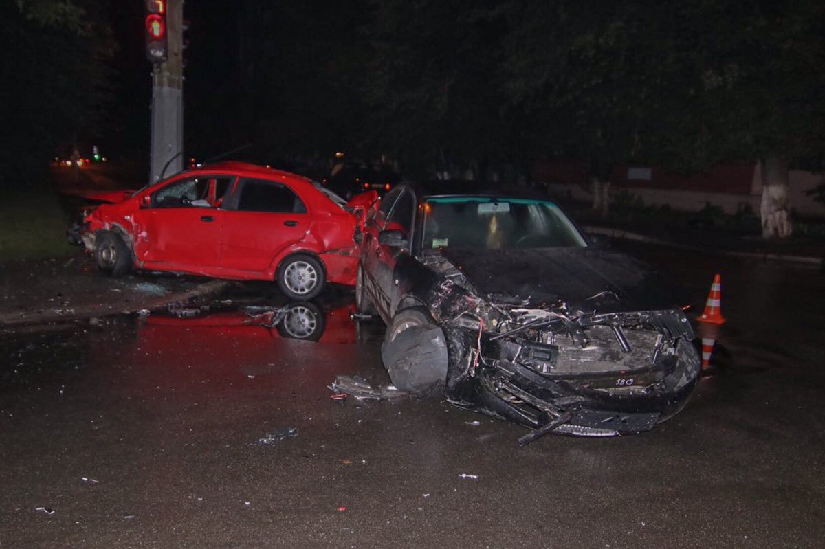 У Skoda сильные повреждения передней части и правого бока