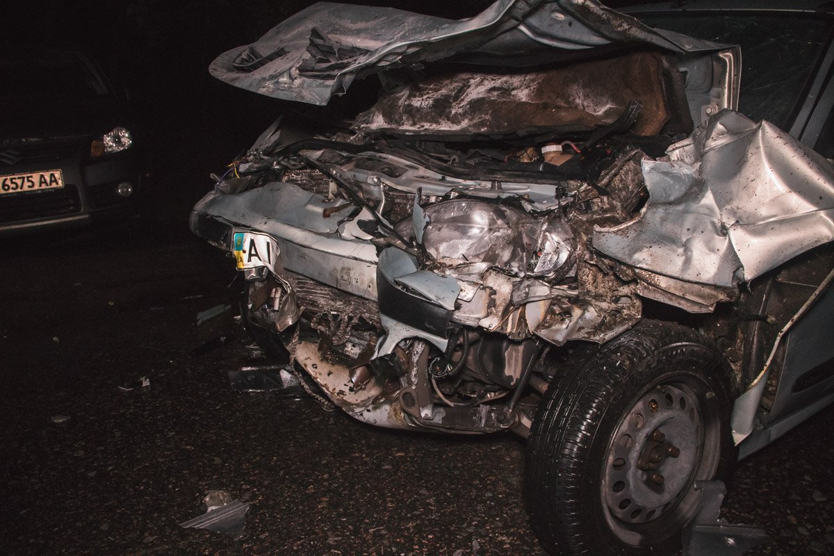 Весь удар пришелся на автомобиль Renault в котором, в момент аварии находилась семья из четырех человек с ребенком