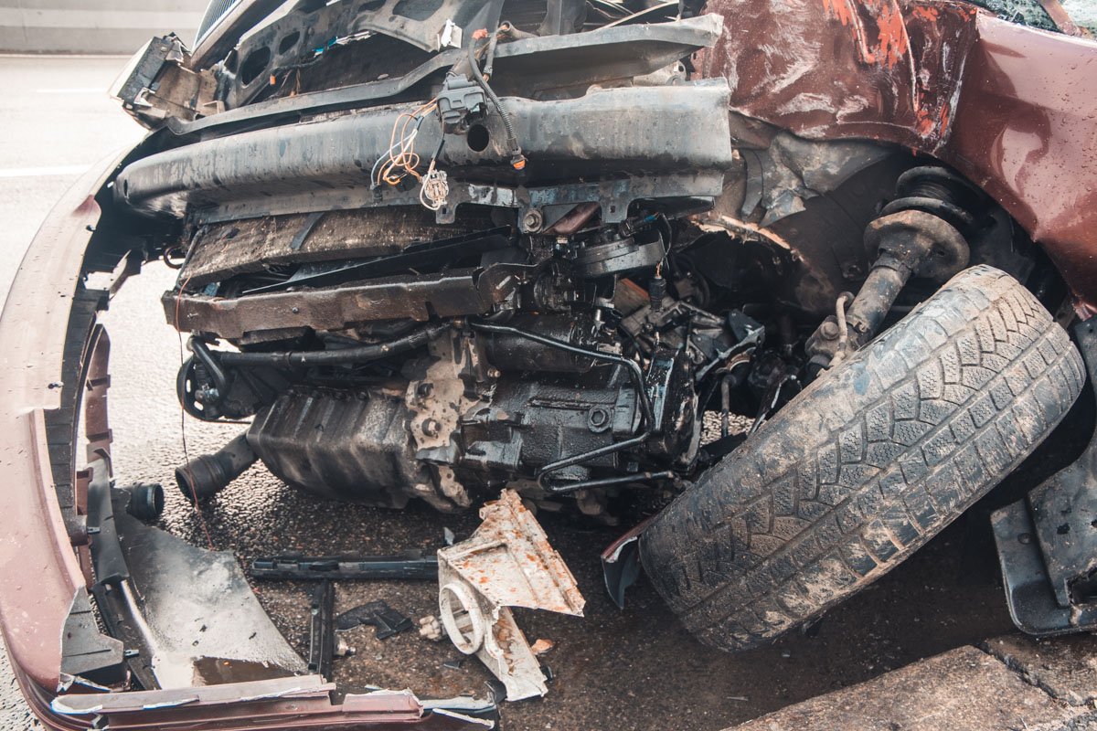 Машина на «евробляхах» врезалась в фонарный столб