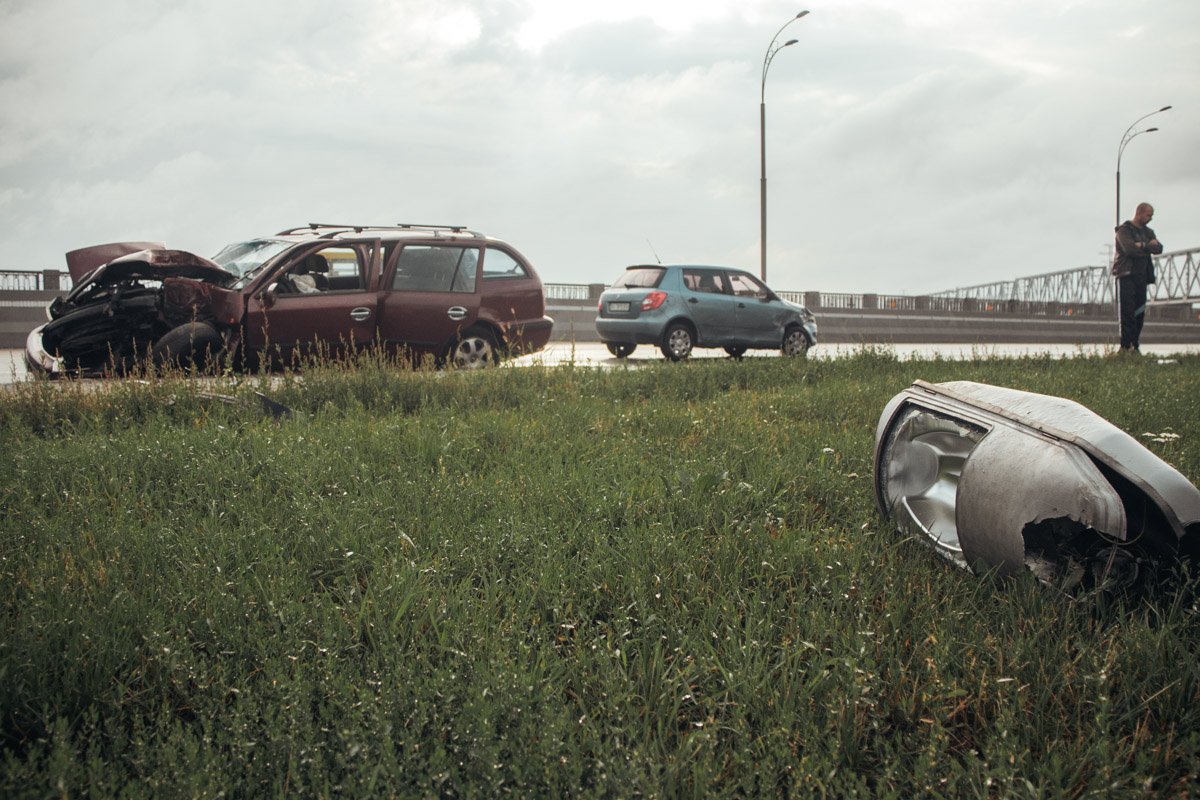 Удар был такой силы, что со столба упал фонарь