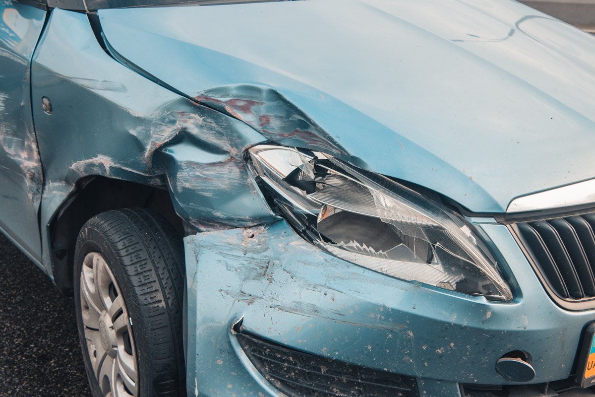 В результате аварии водитель Skoda на еврономерах получил травму грудной клетки и рассечение