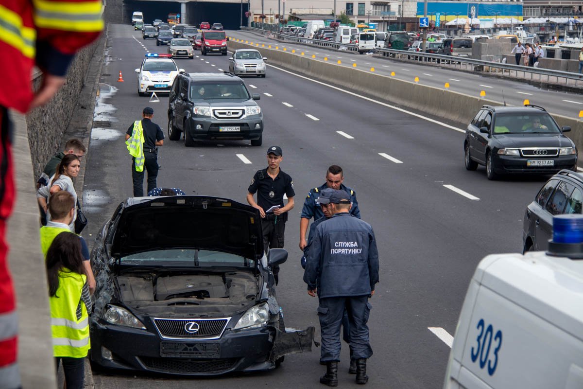 На Набережном шоссе произошло ДТП, столкнулись Honda Pilot и Lexus V6 На Набережном шоссе произошло ДТП, столкнулись Honda Pilot и Lexus V6