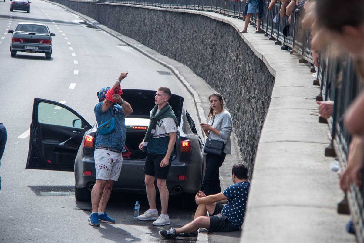 В Lexus ехала компания молодых людей В Lexus ехала компания молодых людей