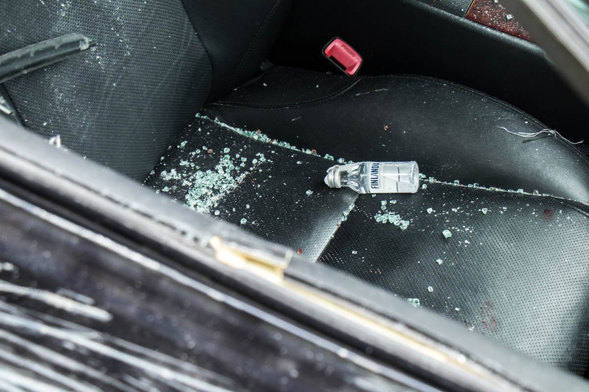 А в самом автомобиле лежали бутылки с алкоголем А в самом автомобиле лежали бутылки с алкоголем