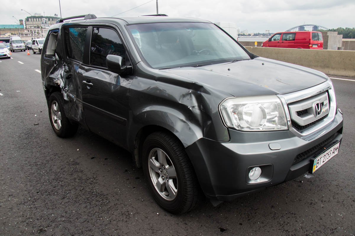 Женщина-пассажир из Honda рассказала, что при перестроении водитель включил "поворотник", однако Lexus их не пропустил Женщина-пассажир из Honda рассказала, что при перестроении водитель включил "поворотник", однако Lexus их не пропустил