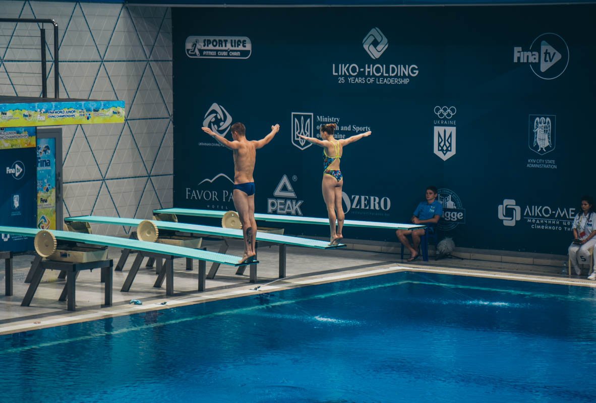 Спортсмены прыгают с дистанции три и один метр