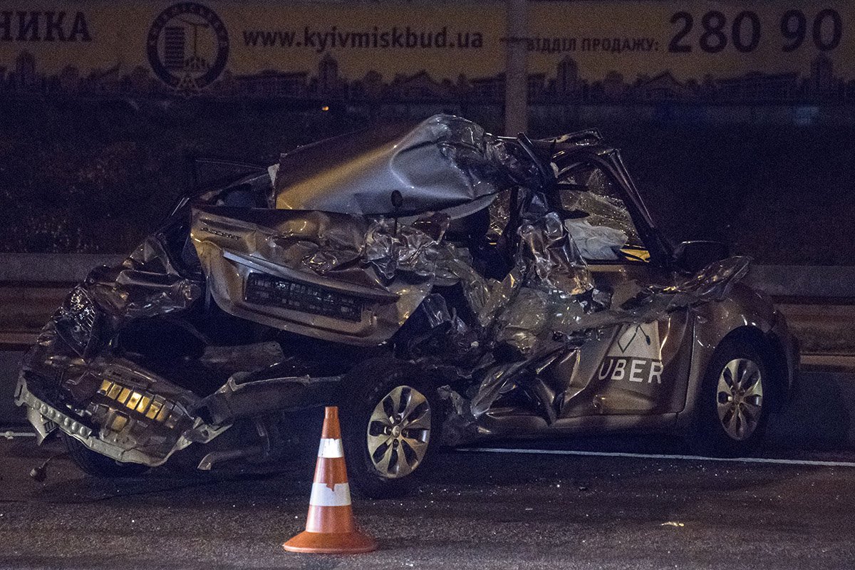 В воскресенье, 22 июля, на проспекте Бажана произошла серьезная авария с участием автомобиля Hyundai Accent компании Uber и микроавтобуса Ford Transit