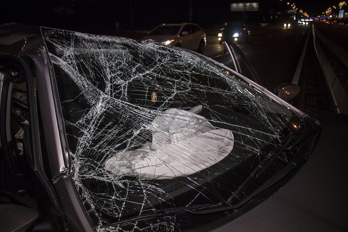 Легковушка получила серьезные повреждения, у нее полностью уничтожена задняя сторона