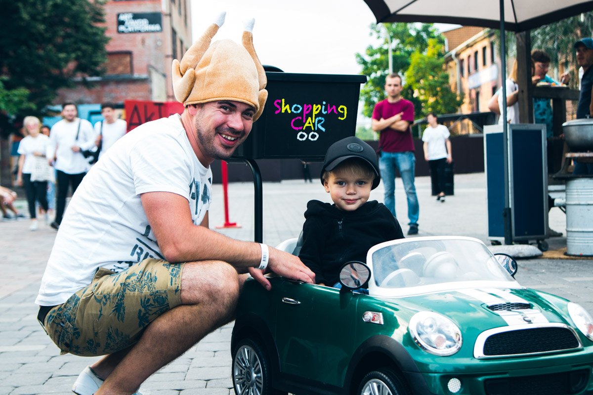 Организаторы обещали бесплатный вход людям с индейкой на голове. Кажется, круче уже не придумать! Организаторы обещали бесплатный вход людям с индейкой на голове. Кажется, круче уже не придумать!