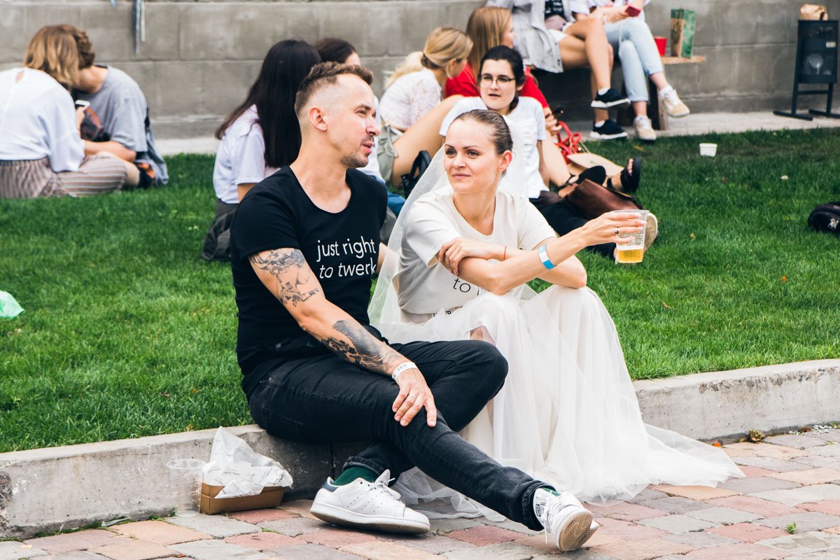 Также бесплатный вход ждал девушек в свадебных платьях. Разгуливающие по территории невесты прибавляли изюминку в общее настроение Также бесплатный вход ждал девушек в свадебных платьях. Разгуливающие по территории невесты прибавляли изюминку в общее настроение