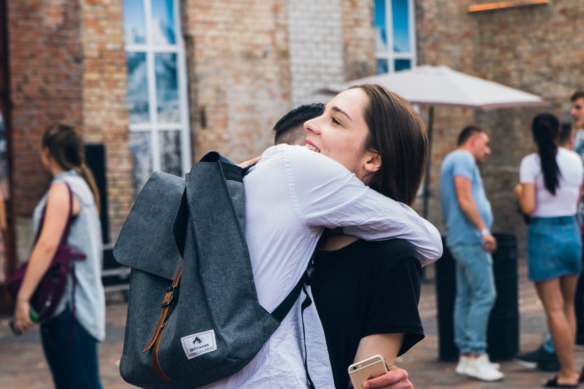 Казалось, это параллельный мир, где никто не ссориться, все живут дружно, обнимаются и радуются жизни Казалось, это параллельный мир, где никто не ссориться, все живут дружно, обнимаются и радуются жизни