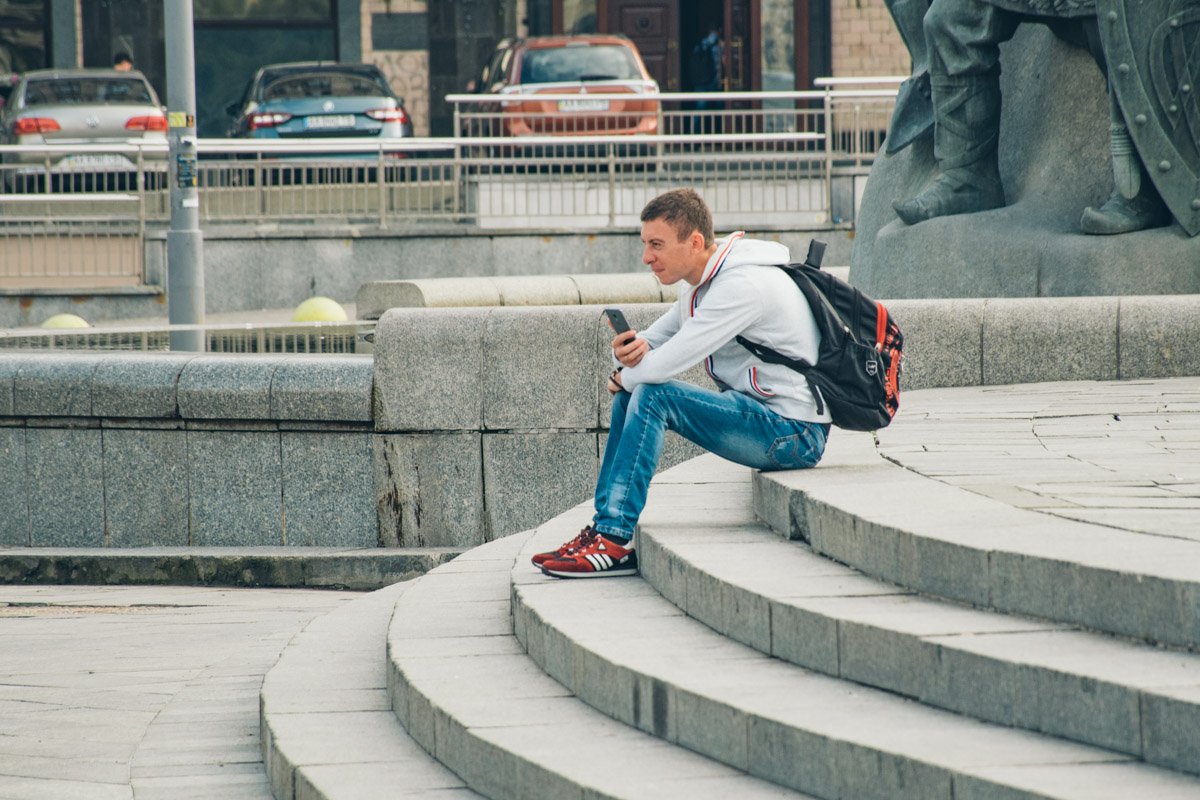 Можно посидеть и посмотреть, как все куда-то спешат