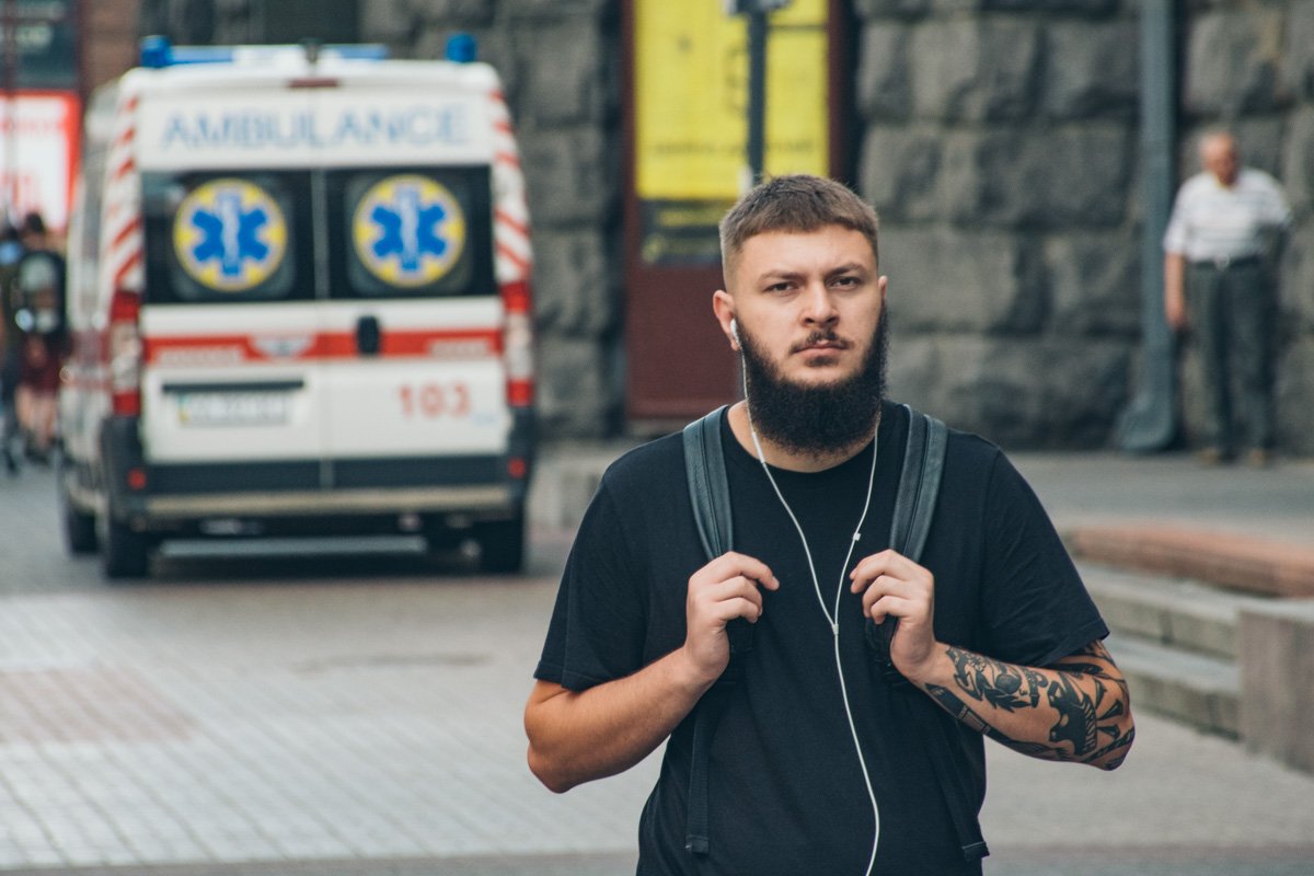 В начале трудовой недели на лицах прохожих мало радости