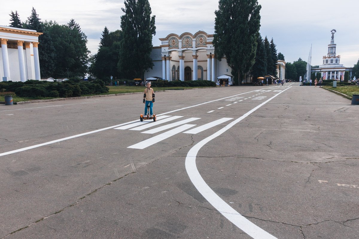 Здесь могут ездить не только велосипедисты, но и другие виды двухколесного транспорта 