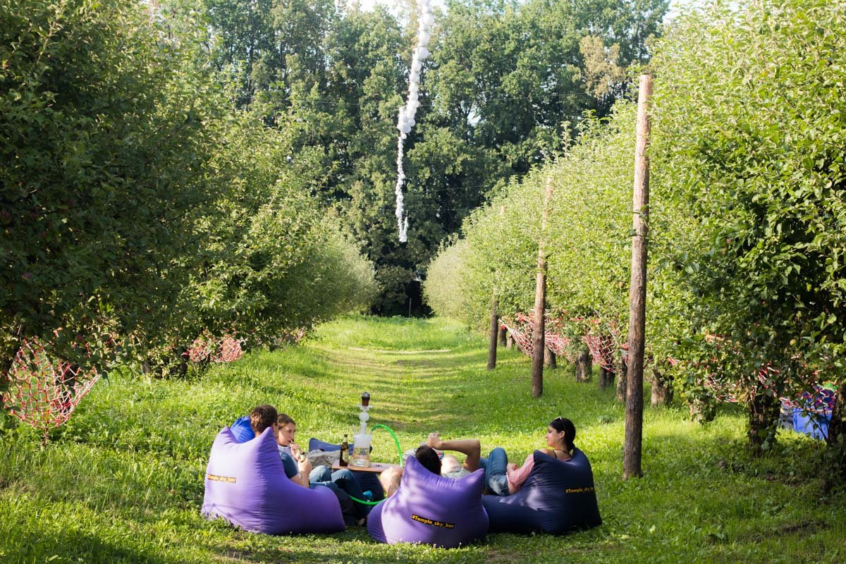 Курить кальян на свежем воздухе - одно удовольствие 