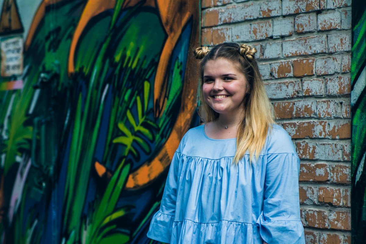 Крутые прически девушкам делали прямо на Кураже Крутые прически девушкам делали прямо на Кураже