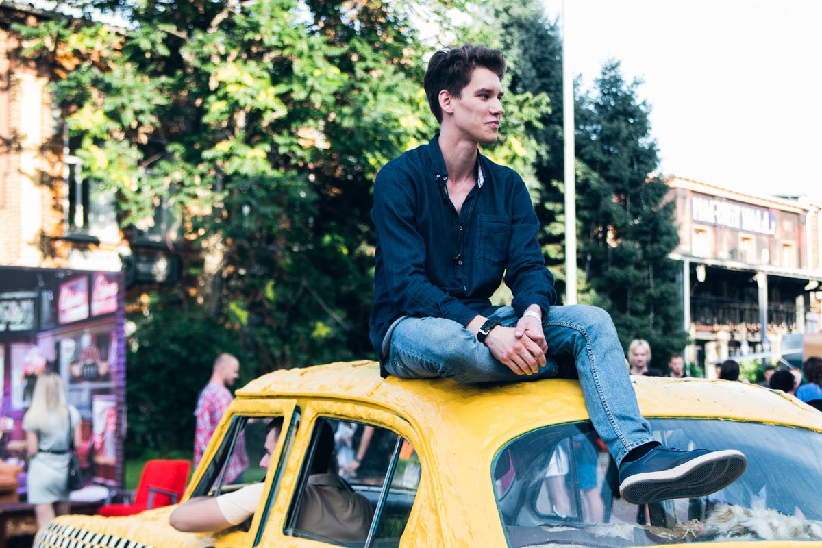 Крутые парни ездят не в автомобиле, а на автомобиле Крутые парни ездят не в автомобиле, а на автомобиле