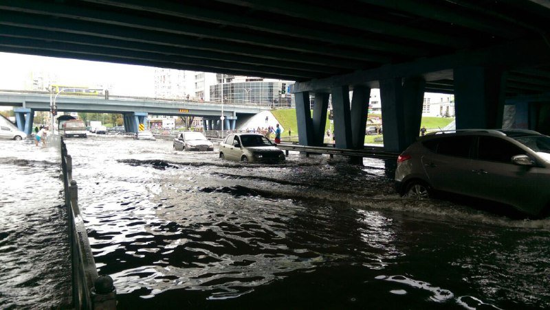 Автомобили практически с капотом уходят под воду