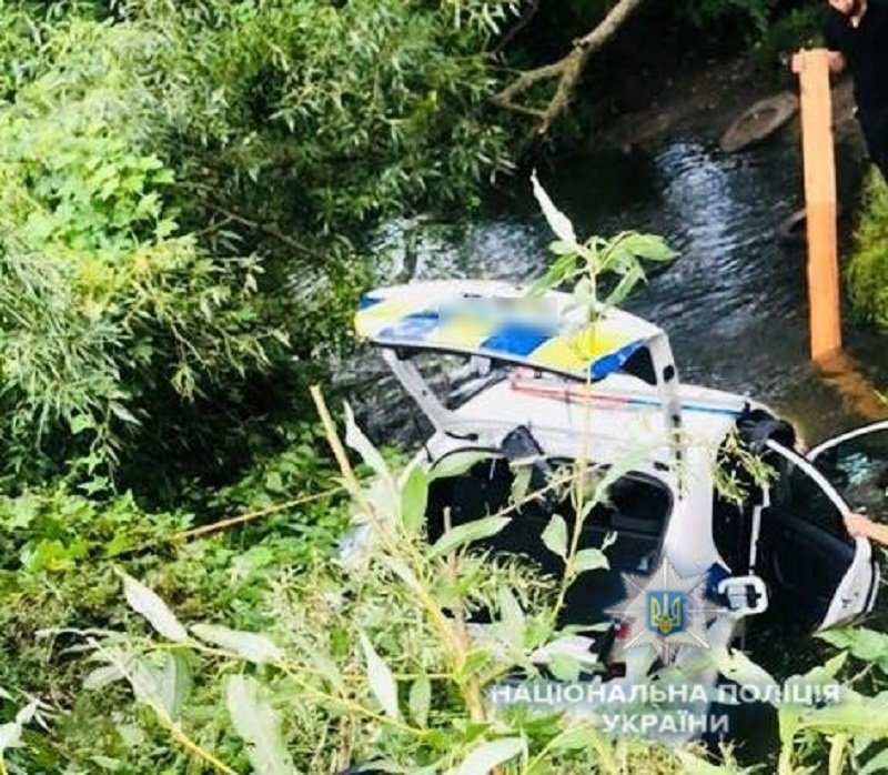 В Киевской области патрульная машина, преследуя преступника, угодила в реку В Киевской области патрульная машина, преследуя преступника, угодила в реку