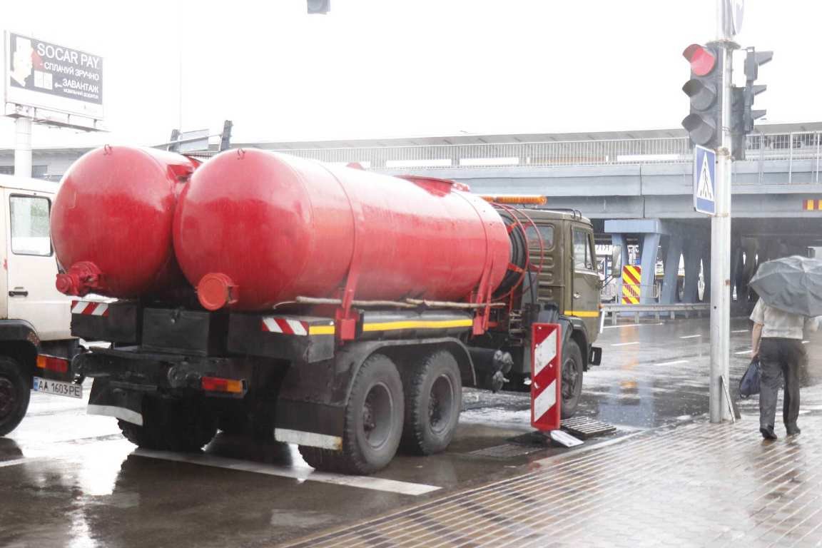 Воду с дороги откачали с помощью спецтехники