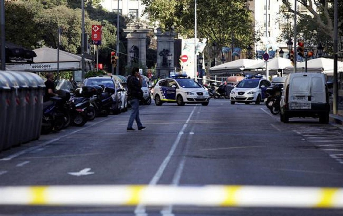 В Барселоне мотоциклист устроил стрельбу на улице: один человек погиб В Барселоне мотоциклист устроил стрельбу на улице: один человек погиб