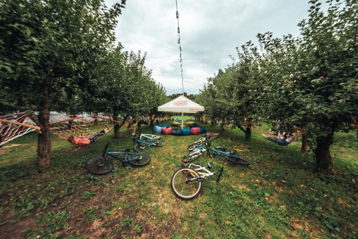 На ВДНГ также можно взять напрокат велик и прокатиться по парку с ветерком 
