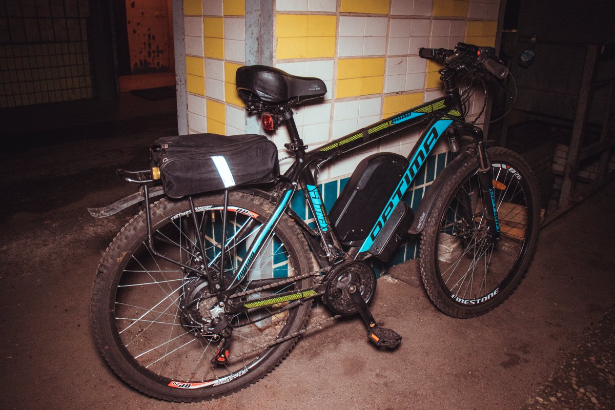 Мужчина на велосипеде двигался по проезжей части Мужчина на велосипеде двигался по проезжей части