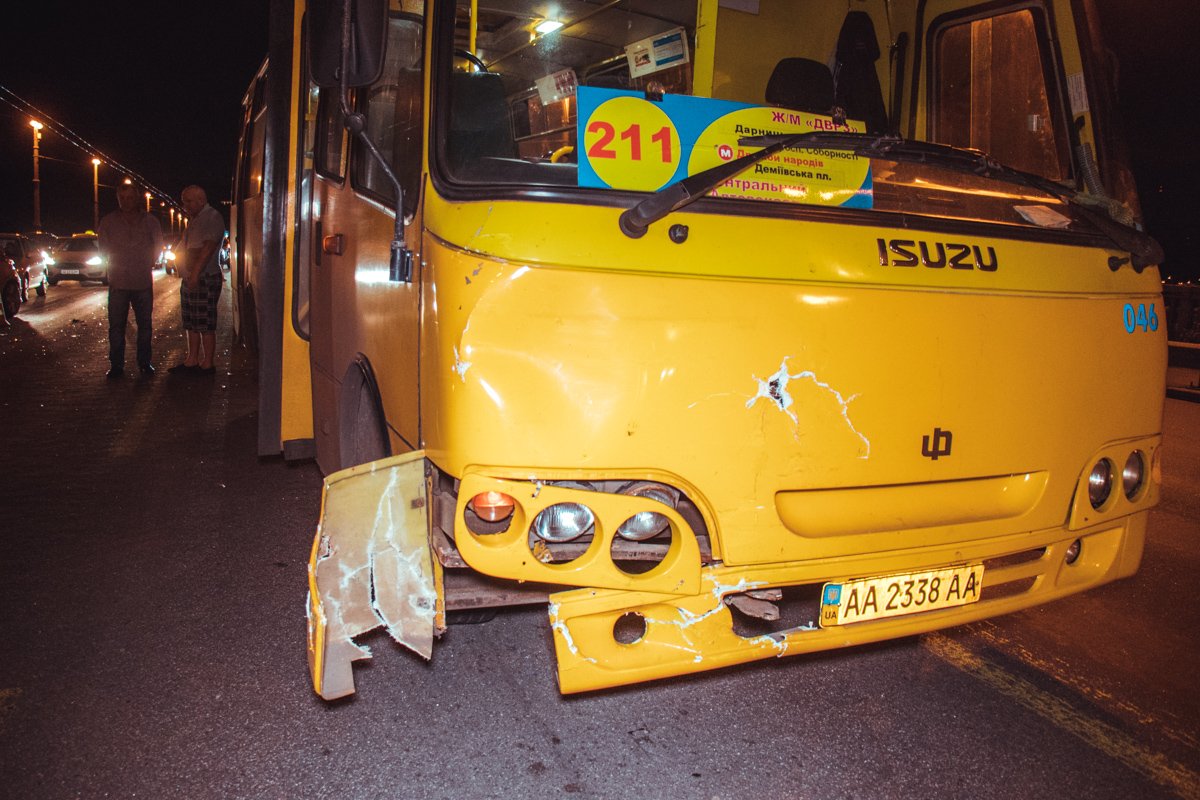 На мосту Патона столкнулись автобус ISUZU, Nissan Sunny и Ravon R2