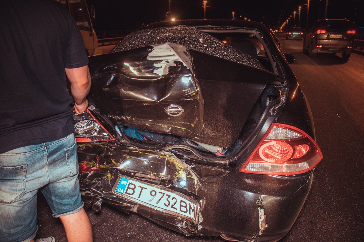 Nissan притормозил из-за ДТП