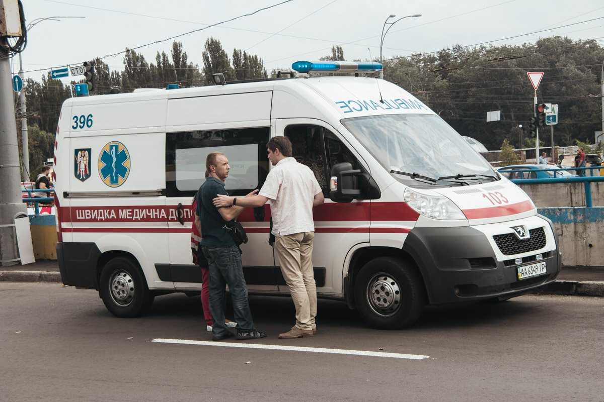 На место прибыли также следственно-оперативная группа, медики и спасатели