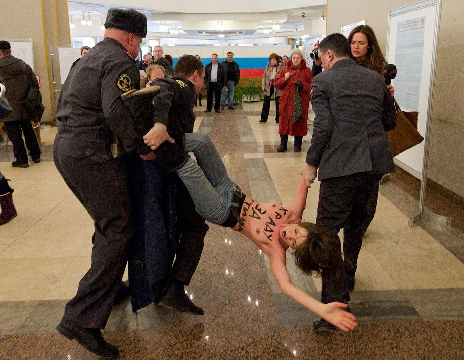 Femen выступают в защиту свободы слова и прав женщин Femen выступают в защиту свободы слова и прав женщин