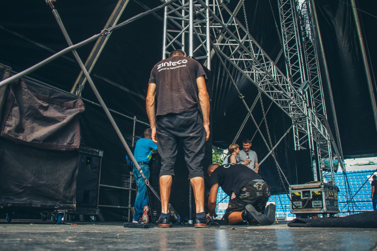 Размер сцены 16 на 24 метра 