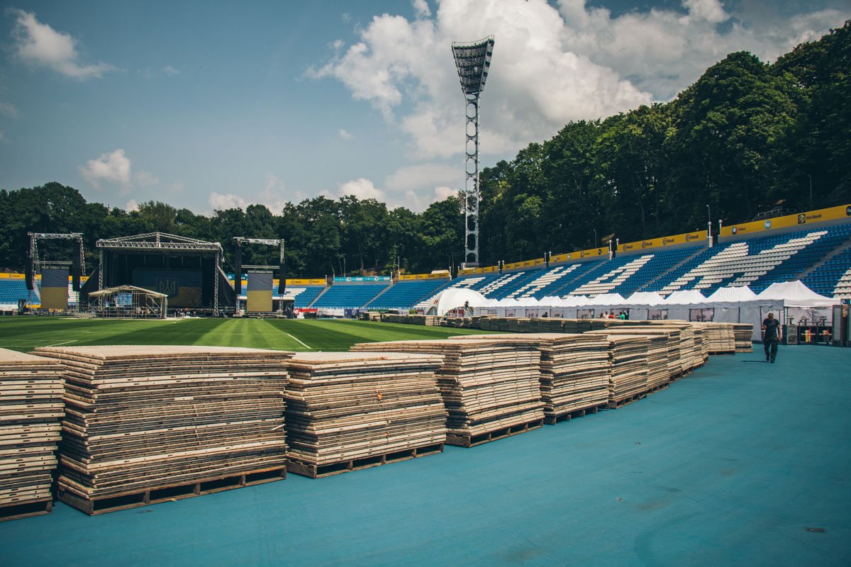 Организаторы рассказывают, что многие артисты везут музыкальную и визуальную аппаратуру с собой