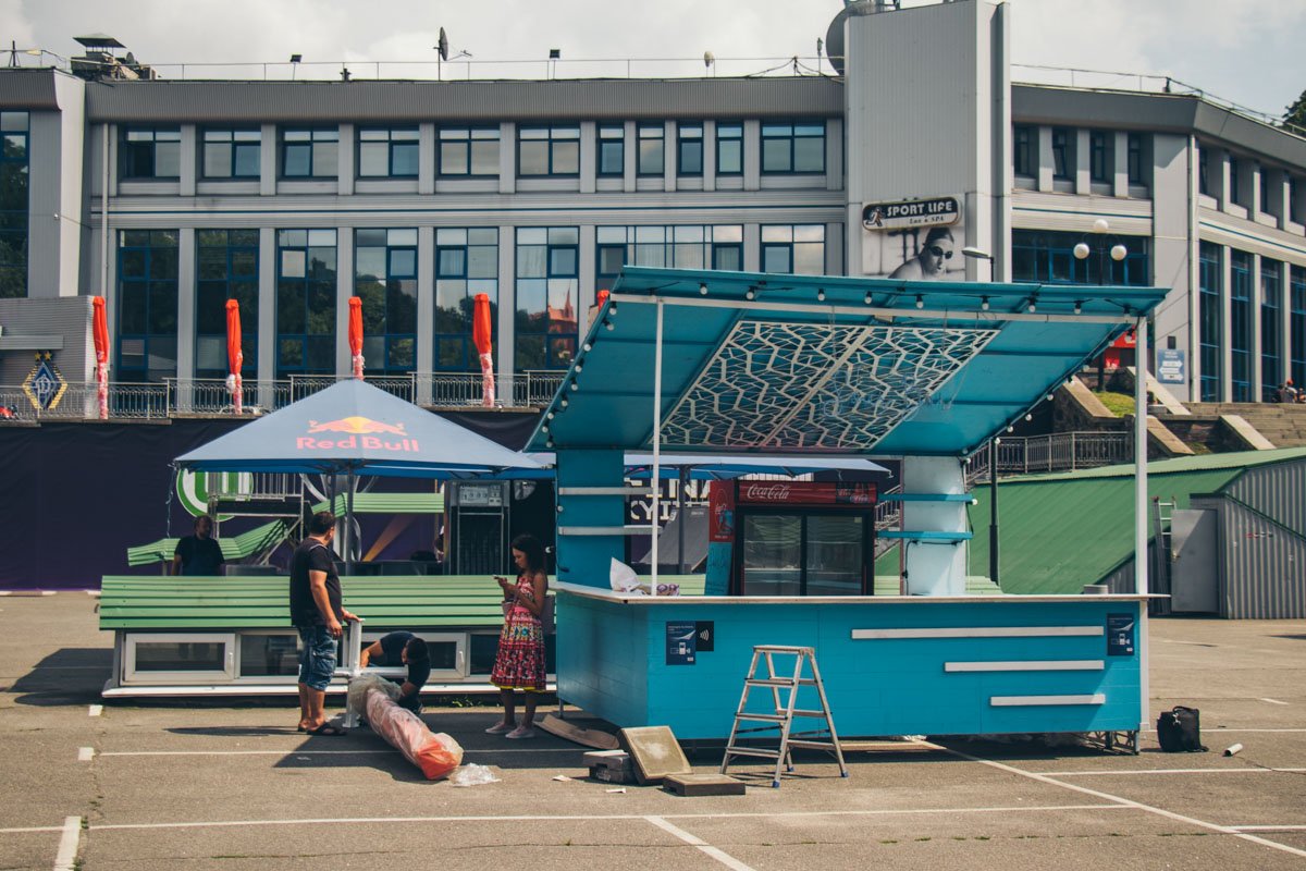 На территории стадиона также заканчивают устанавливать фуд-корты 