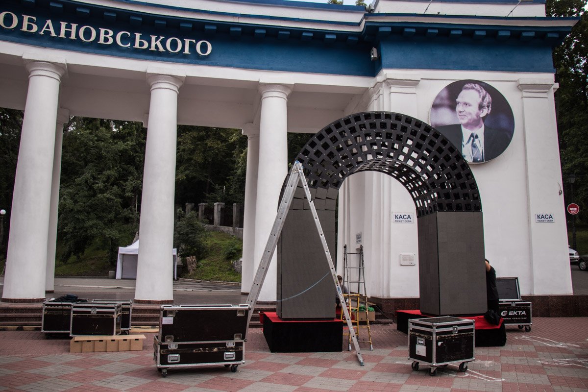 Gorillaz везут с собой в Украину 10 фур различной техники