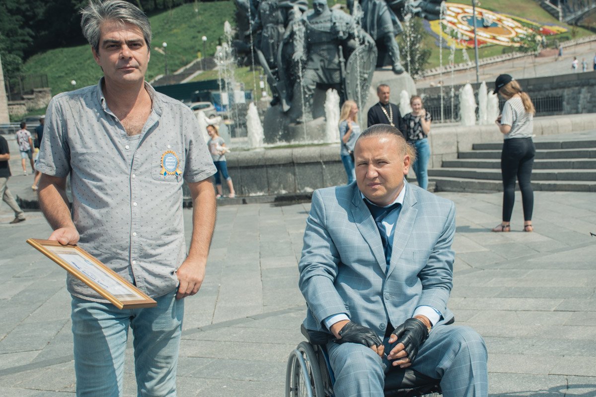 Олег Иваненко переплыл пролив Босфор усилиями одного бицепса и мышц кистей рук