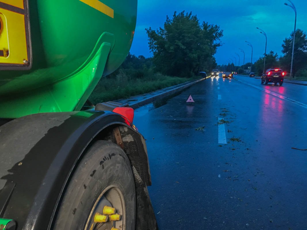 Столкнулись Skoda Fabia, бензовоз Skania и Audi A6