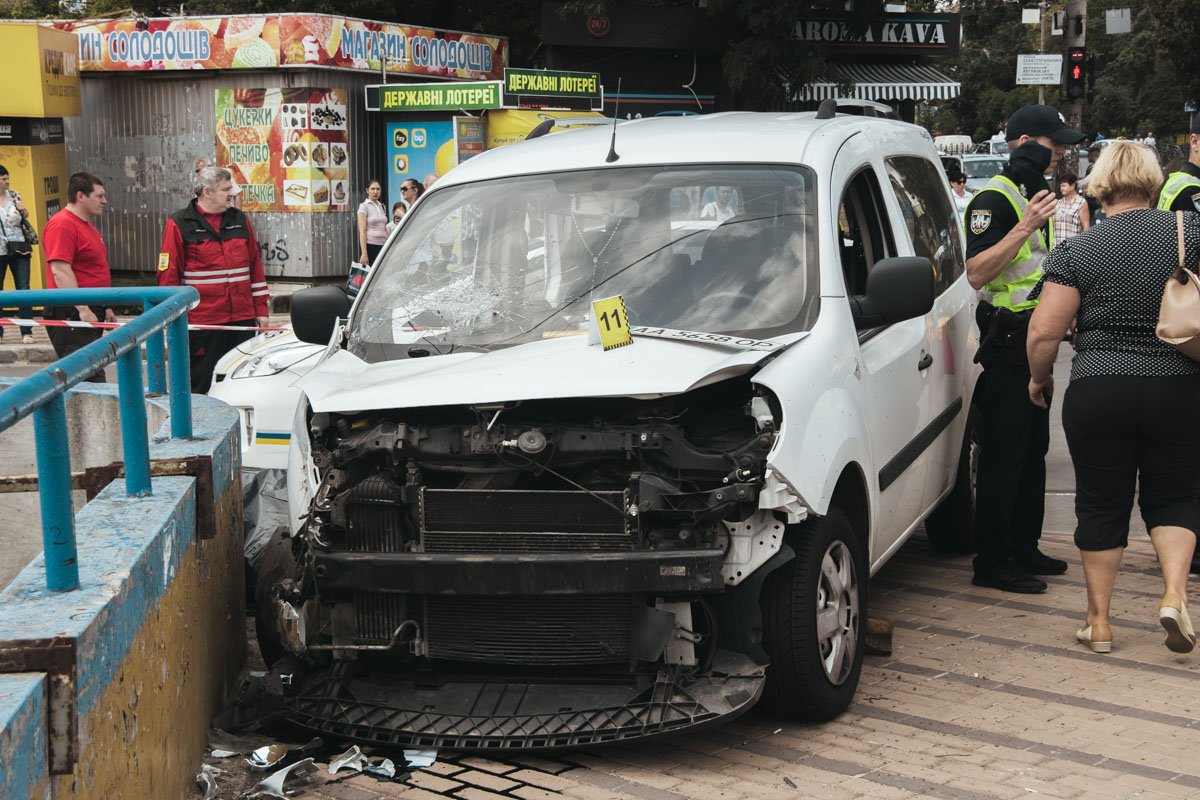 От удара Renault вылетел на тротуар, где сбил троих пешеходов